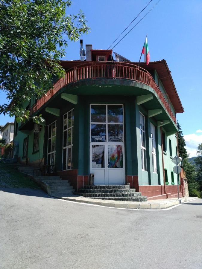 Семеен Хотел "Невен" Momin Prohod Exterior photo