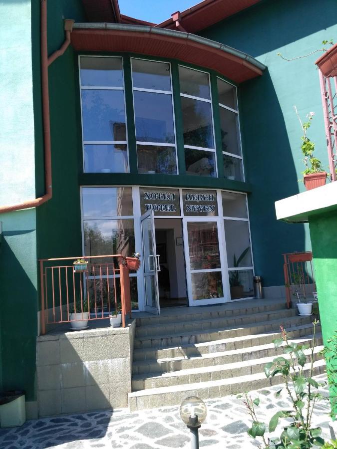 Семеен Хотел "Невен" Momin Prohod Exterior photo